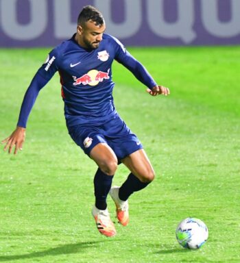 Fabrício Bruno avalia disputa entre zagueiros por titularidade: “O Bragantino é quem ganha”