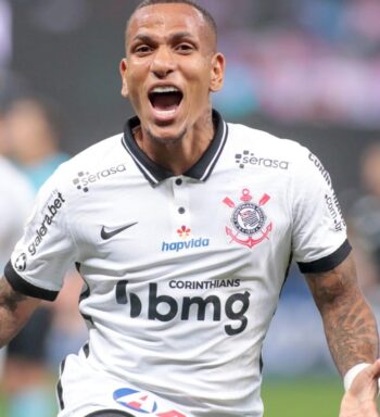 OTERO FESTEJA GOL DE CABEÇA E BRINCA COM COMPANHEIROS DE CORINTHIANS NO VESTIÁRIO: ‘É O MEU FORTE’