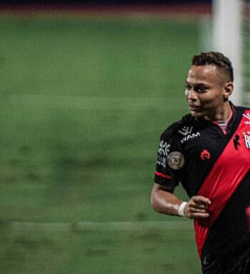 Amor de vó: dona Maria é o porto seguro do atacante Janderson