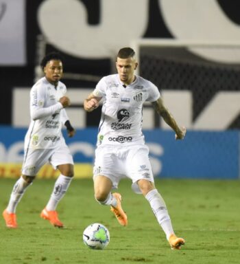 Jobson trabalha dia e noite para ser opção no Santos contra o Boca Juniors