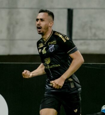 Com bola na rede no Clássico-Rei, Lima, do Ceará, bate recorde pessoal de gols em uma temporada