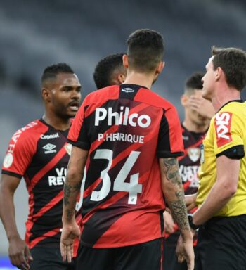 Recuperado de lesão, Pedro Henrique treina e vira opção no Athletico