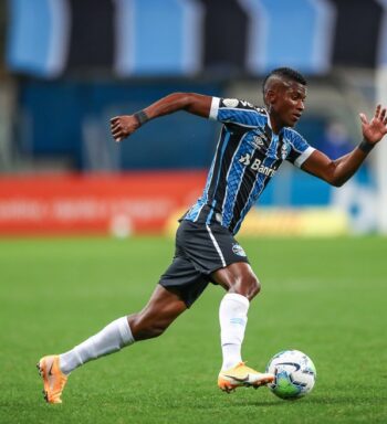 Com desejo de ficar no Grêmio, Orejuela recebe sondagens e aguarda desfecho do Cruzeiro