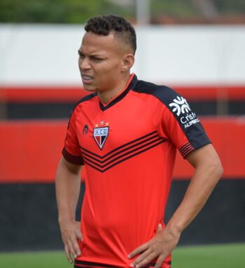 Janderson se diz pronto para voltar ao time titular e prega respeito ao Botafogo