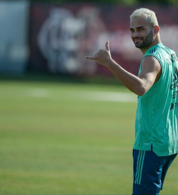Dois meses após cirurgia, Thiago Maia tem primeiro contato com bola e segue tratamento no Flamengo