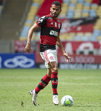 Após renovar com o Flamengo, Thiago Maia agradece carinho e revela ‘sonho’: “Fiz de tudo para ficar”