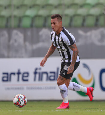 Vargas celebra gol 150 e fala de volta antecipada das férias