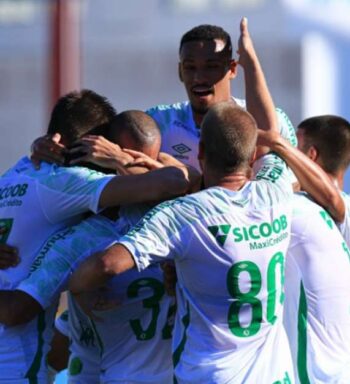 Vitória da Chape no clássico tem o retorno a titularidade de Hiago