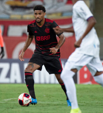 Com alto aproveitamento nos passes, Bruno Viana agrada em estreia e passa confiança no Flamengo