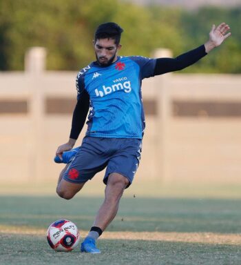 Quem será a próxima vítima? Cheio de moral, Andrey vira arma nas cobranças de falta do Vasco