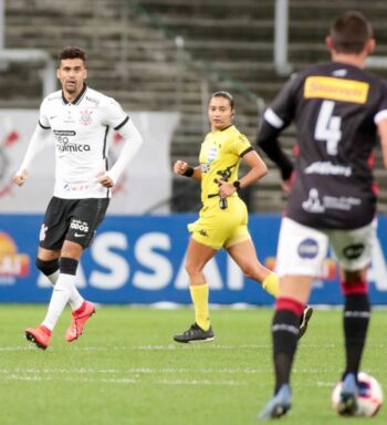 LÉO SANTOS FAZ DESABAFO AO COMEMORAR RETORNO AOS GRAMADOS PELO CORINTHIANS