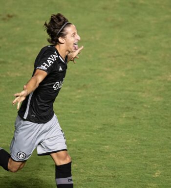 Matías Galarza comemora bom momento no Vasco e revela sonho de continuar no Cruz-Maltino: “Um grande passo”; torcida faz coro pela compra do jogador