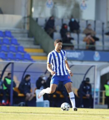 Próximo de completar um ano pelo Porto B, João Marcelo é integrado aos treinos do profissional