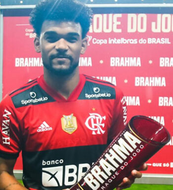 Bruno Viana é eleito ‘craque do jogo’ em goleada do Flamengo e celebra: “Muito importante”