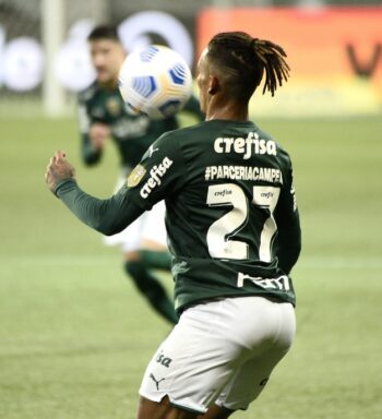 Com atenção especial, Gabriel Veron vira surpresa na escalação e completa 50 jogos pelo Palmeiras