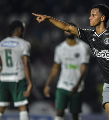 Com apenas 19 anos, Riquelme é destaque da vitória do Vasco na Série B