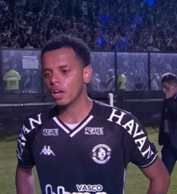 Riquelme chora após vitória do Vasco e homenageia avô que morreu vítima da Covid: “Momentos difíceis”