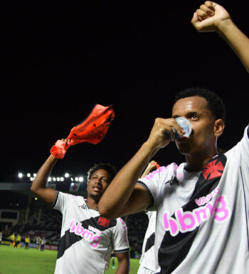 Análise: Riquelme, do Vasco, é tipo de lateral em extinção e merece ser preservado