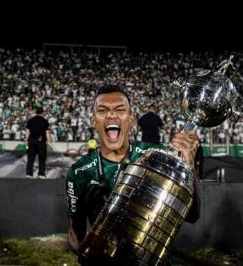 Atleta mais novo a ser bi da Libertadores, Gabriel Veron dedica taça ao filho