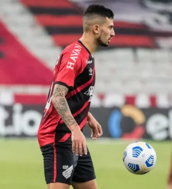 Pedro Henrique comemora ponto conquistado pelo Athletico contra o São Paulo