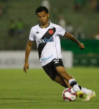 Riquelme se destaca em 2021 e vira boa notícia do Vasco para o futuro