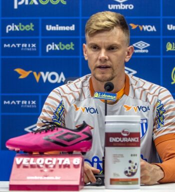 ouglas destaca disputa por posição no Avaí e revela gratidão em retorno ao clube: “Abriu portas”