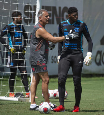 Preparador de goleiros do Flamengo rasga elogios a Hugo Souza: ‘Um diamante bruto’