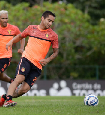 COM APENAS 17 ANOS, FELIPE AUGUSTO AGRADA SYLVINHO E RECEBE MAIS OPORTUNIDADES NO CORINTHIANS