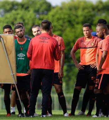 Everton Felipe comemora maior oportunidade aos pratas da casa no Sport: “Nunca vi acontecer”