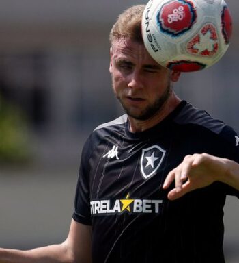 Klaus inicia transição, trabalha com bola e se aproxima da estreia pelo Botafogo