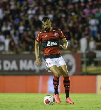 Fabrício Bruno estreia pelo Flamengo com alto índice de acertos de passes e busca constante por Gabigol