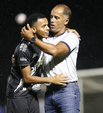 Titular no Vasco, Riquelme admite “friozinho na barriga” ao encontrar Felipe: “Ficha ainda nem caiu”