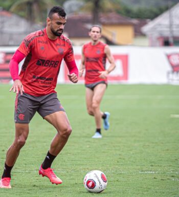 Alta minutagem, poucos cartões e lucro em relação à venda de Natan: por que o Flamengo escolheu Fabrício Bruno