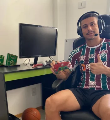 André vira streamer, faz lives de FIFA e zoa Fred: “Só perde”