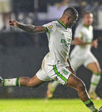 Mikael estreia no América-MG em jogo com gol inusitado de outro ex-jogador do Inter; assista