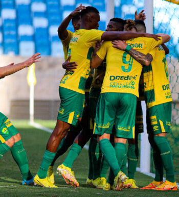 Com 2 de Deyverson, Cuiabá goleia o Luverdense e segue invicto no Estadual