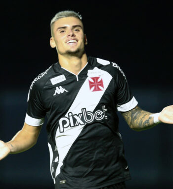 Após mais um gol pelo Vasco, Gabriel Pec exalta bom momento e atuação da equipe