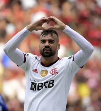 Fabrício Bruno ganha chance no Flamengo ao lado do ídolo David Luiz