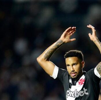 Jair dita o ritmo do Vasco e indica que pode substituir Andrey Santos à altura
