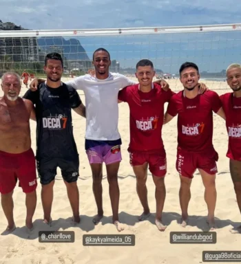 Em dia de folga no Fluminense, André reúne jogadores em sua escolinha de futevôlei