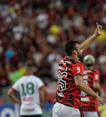 Fabrício Bruno aparece como arma ofensiva do Flamengo no início da temporada