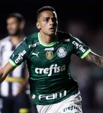 Disputando vaga no time titular, Giovani é principal driblador do Palmeiras
