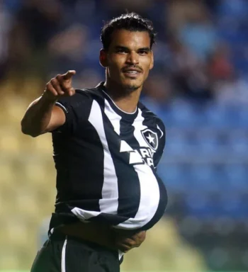 Danilo Barbosa, do Botafogo, dá conta do recado como titular e deixa dúvida em Luís Castro