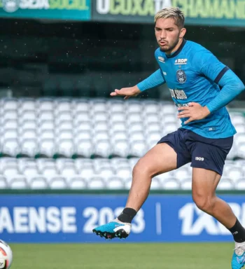 Andrey volta a ser relacionado no Coritiba após mais de nove meses longe dos gramados