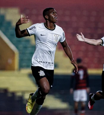 FELIPE AUGUSTO COMEMORA DESEMPENHO INDIVIDUAL EM ESTREIA DO BRASILEIRO E CELEBRA GOLEADA