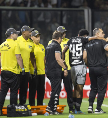 Lateral-esquerdo Riquelme retorna aos treinos com o elenco do Vasco