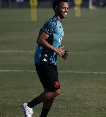 Oito meses após cirurgia, Riquelme está perto de voltar a jogar pelo Vasco