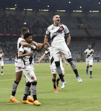 Com sete gols, Gabriel Pec iguala sua temporada mais artilheira pelo Vasco