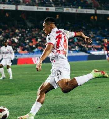 Destaque do futebol suíço, Itaitinga completa 100 jogos pelo Sion e fala sobre companheiro Balotelli