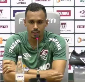 Lima ganha espaço e vira peça-chave no Fluminense de Diniz